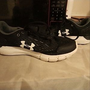 Under Armour size 9 tennis shoe